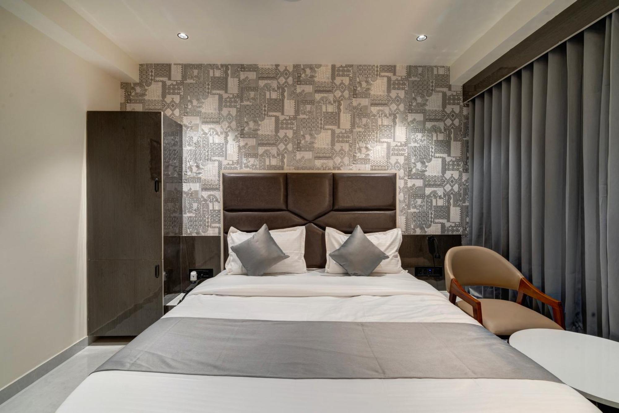 Hotel Shrimad Villa Gandhinagar Buitenkant foto